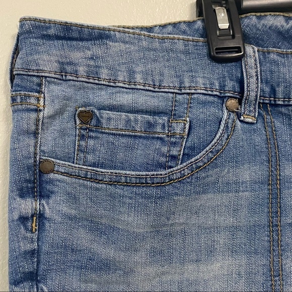 Torrid Blue Jean Mid Rise shorts Size 24 - Picture 4 of 9
